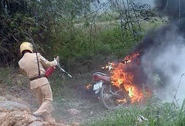 Con gái vi phạm luật giao thông, cha đốt xe trước mặt cảnh sát Cảnh sát cố dập lửa