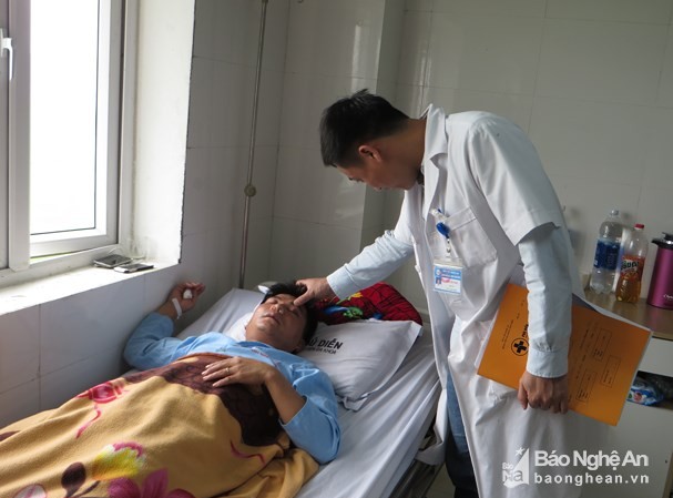 Thầy giáo bị anh trai học sinh đánh nhập viện ngay tại lớp Thầy giáo Đặng Minh Thủy đang điều trị tại Bệnh viện ĐK Phủ Diễn. Ảnh: Báo Nghệ An