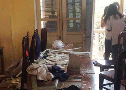 Vữa trần ào ào rơi, nhiều học sinh nhập viện Hình ảnh tại phòng học lớp 12A12 trường THPT Trần Nhân Tông sau vụ sập vữa trần nhà ngày 20/3