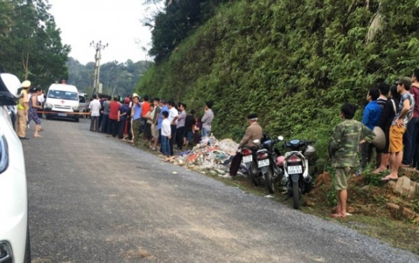 Cuộc điện thoại cuối của phó khoa sản trước khi bị giết cùng chồng con Rất đông người dân có mặt tại hiện trường