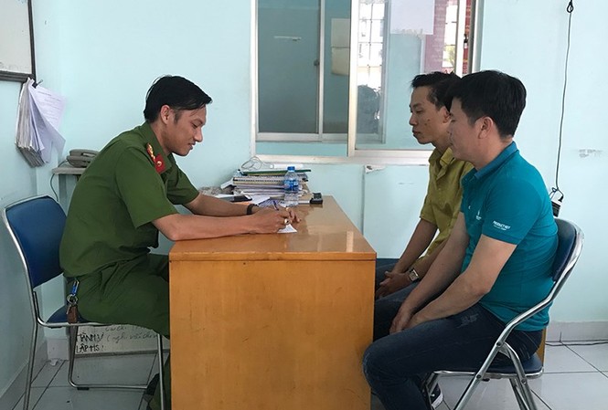 Người nước ngoài bị đánh ở phố Tây đòi bồi thường 5 triệu Cảnh sát triệu tập 2 thanh niên đã tấn công một vị du khách tại quán bar ở phố Tây