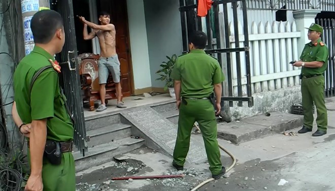 Cảnh sát khống chế nam thanh niên ngáo đá cố thủ trong nhà Nam thanh niên ngáo đá cầm hung khí chống trả cảnh sát