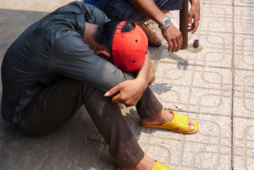 Nghi án nam thanh niên đánh chết con riêng 8 tuổi của vợ hờ Anh Thành cúi gục như người mất hồn sau khi hay tin con ruột bất ngờ tử vong