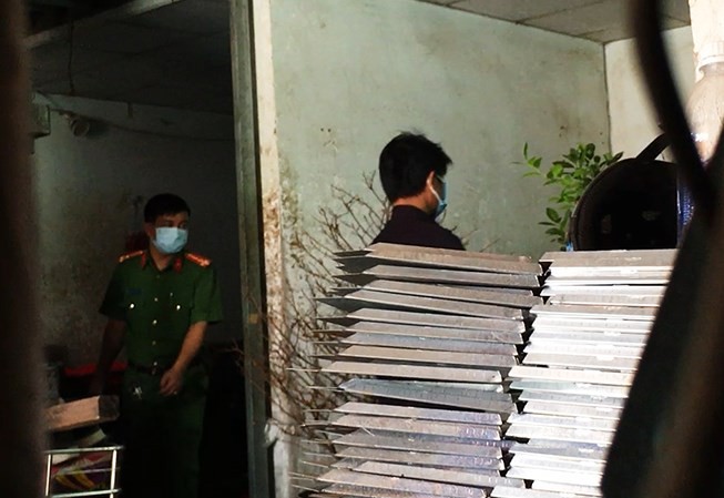 Kiểm tra hiện trường vụ thảm sát 5 người ở Bình Tân Công an kiểm tra hiện trường vụ thảm sát 5 người trong gia đình