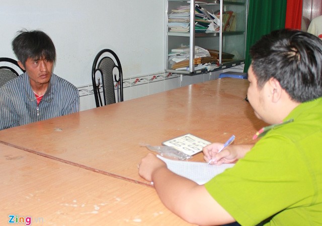 Bị truy đuổi tên trộm rút hung khí đâm một cảnh sát bị thương Hiếu cầm kéo gây thương tích cho cảnh sát để bỏ trốn nhưng không thoát