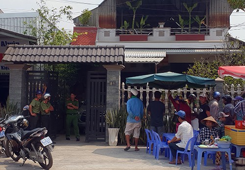 Hai cán bộ thuế ở miền Tây bị bắt quả tang đánh bạc Nhiều người dân địa phương theo dõi cảnh sát vây bắt ổ bạc