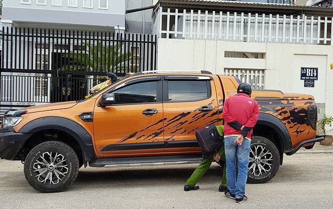 Điều tra vụ nổ súng khiến hai cha con bị thương Công an Khám xét chiếc ô tô nghi bị trúng đạn