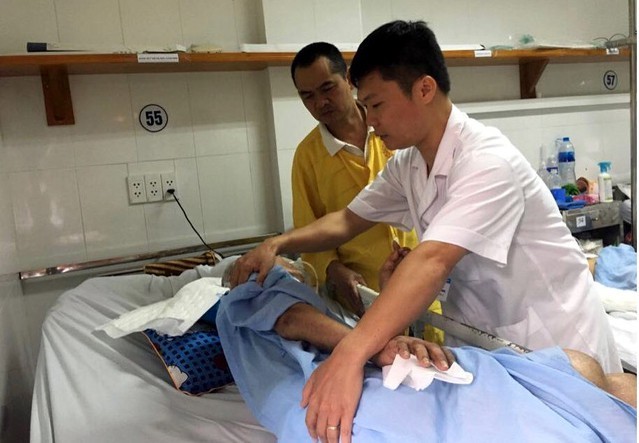 Ly kỳ hành trình tìm gia đình cho bệnh nhân '3 tháng không người nhận' Bác sĩ hướng dẫn anh Đức cách chăm sóc bố