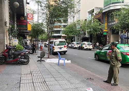 Du khách nước ngoài ngã từ tầng 5 khách sạn ở Sài Gòn tử vong Nạn nhân tử vong tại chỗ