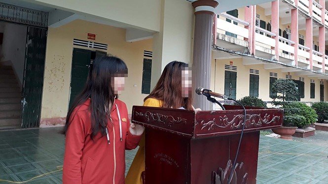 Hai chị em cúi đầu xin lỗi 1.800 người vì lột áo, đánh ghen nữ sinh Hai chị em Lê Phương Dung và Nguyễn Thị Huyền công khai xin lỗi em L. trước toàn thể nhà trường về hành vi làm nhục người khác