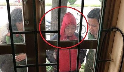 Bắt quả tang nữ kiểm sát viên nhận tiền của gia đình bị can Bà Huyền (áo đỏ) bị cơ quan công an bắt quả tang đang nhận tiền của gia đình bị can.