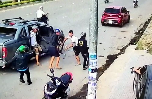 Thêm người bị bắt do hỗn chiến bằng súng ở Đồng Nai Duy là người mang hung khí cho Ngọc hỗn chiến. Ảnh: Camera an ninh