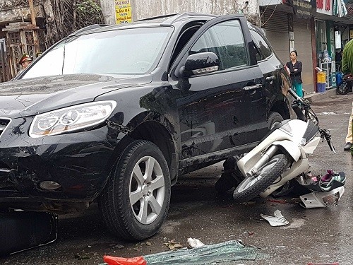6 người nhập viện sau tai nạn liên hoàn ở Hà Nội Xe Santafe gây tai nạn liên hoàn trên phố Phương Mai, quận Đống Đa