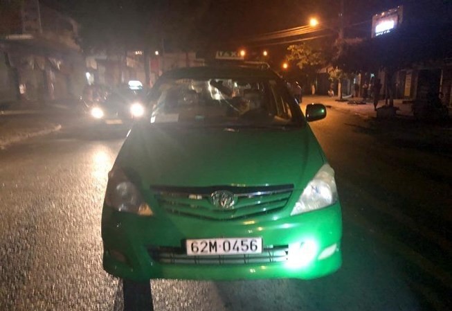 Nhóm côn đồ nổ súng, truy sát khách trên xe taxi như phim hành động Chiếc xe bị đập phá, nã đạn. Ảnh: Bạn đọc cung cấp