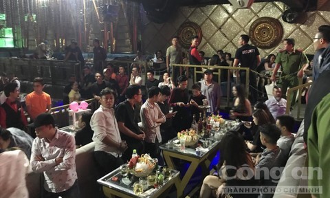 Hơn 70 thanh niên 'thác loạn' trong quán bar Hơn chục dân chơi tại quán bar New DC Club lúc rạng sáng