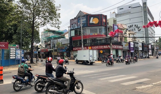 Dàn cảnh móc túi người vừa rút tiền ở ngân hàng Giao lộ Võ Văn Ngân-Bác Ái nơi băng dàn cảnh va chạm giao thông thực hiện vụ trộm 70 triệu từ người rút tiền từ ngân hàng bất thành
