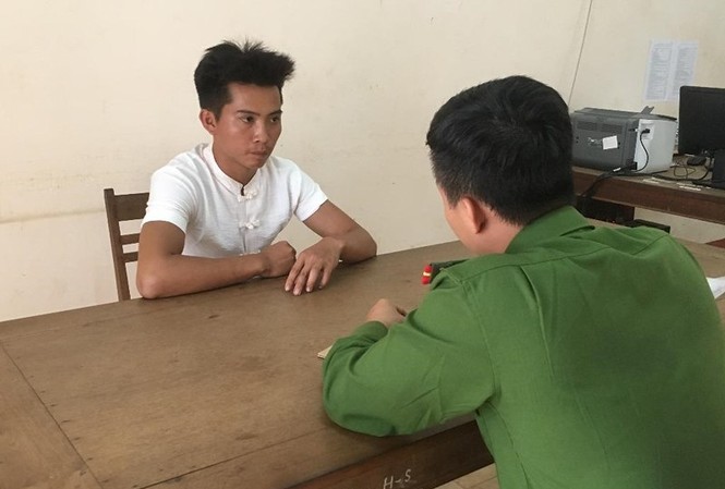 Say rượu, cô bé 14 tuổi bị bạn nhậu hiếp dâm Lương Văn Đạt tại cơ quan công an.