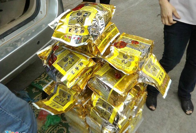 Thu gần 10 tỷ đồng sau vụ phát hiện xe Fortuner chở 30kg ma túy Kiểm tra lốp dự phòng, cảnh sát phát hiện 30 kg ma túy đựng trong các túi chè