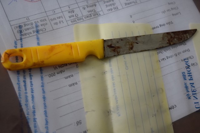 Tin mới vụ người đàn bà bị cướp đâm 14 nhát, tử vong tại nhà Con dao gây án được cảnh sát tìm thấy. Ảnh: CAND