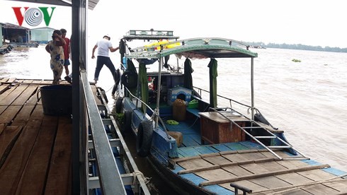 Nhiều vết máu trên con đò của người phụ nữ mất tích bí ẩn Phát hiện đò trôi trên sông trong đêm tối, ngư dân lai dắt đò về cột vào bè cá
