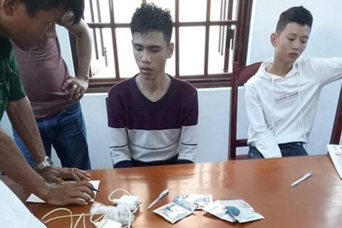 Phê cỏ Mỹ, nam thanh niên phi thân ra khỏi tàu cao tốc Quý và Hưởng tại cơ quan công an