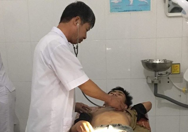 Hà Tĩnh: Nam sinh lớp 10 cầm dao đâm bạn trọng thương Em C. đang được các bác sĩ Bệnh viện Đa khoa huyện Hương Sơn điều trị