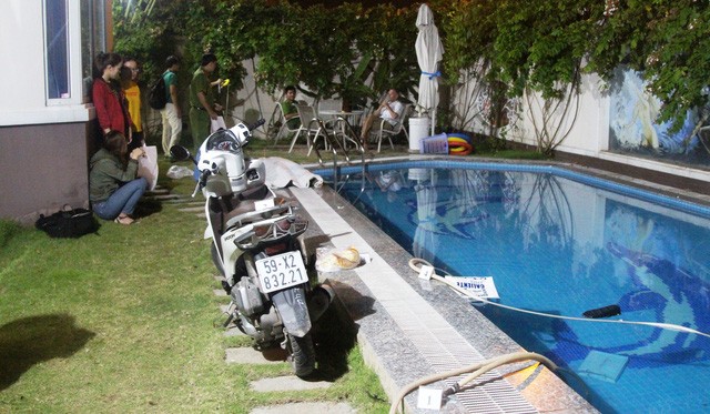 Ngã xuống bể bơi trong nhà, nữ gia chủ tử vong Hồ bơi trong khuôn viên căn hộ tại khu dân cư K.Đ, nơi nạn nhân té xuống hồ đuối nước