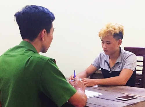 Tên cướp vụt ngã cô gái, kéo vào nhà hoang để cưỡng bức Nghi can Truyền tại cơ quan điều tra. Ảnh: C.A