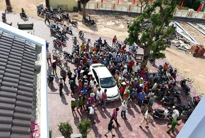 Bị dân vây đánh vì nghi bắt cóc trẻ, đôi nam nữ quỳ lạy xin tha Người dân tập trung tại UBND xã Hoài Thanh Tây để chờ kết quả làm việc của công an với hai người nghi là bắt cóc trẻ em
