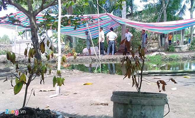 Khai quật mộ tìm nguyên nhân thanh niên 28 tuổi thiệt mạng Gia đình nạn nhân che bạt ở khu mộ để ngày 21/5 cơ quan chức năng khai quật thi thể, giám định lại