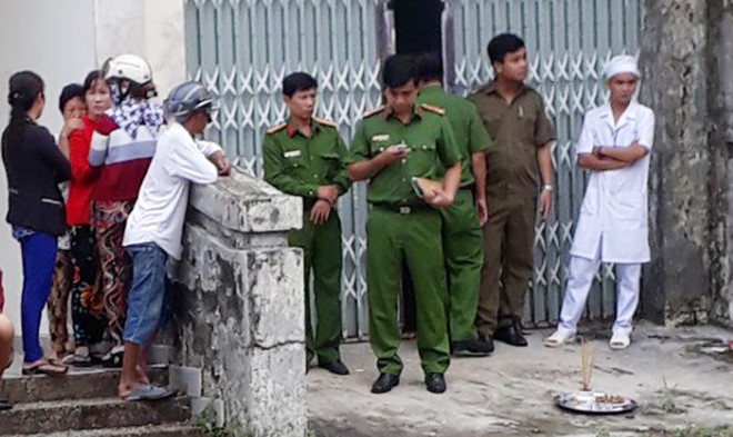 Nam sinh lớp 12 đâm chết bạn nhậu trước phòng trọ Thi thể nạn nhân được đưa vào nhà xác Bệnh viện Thới Bình để khám nghiệm pháp y
