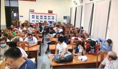 Phá sòng bạc đội lốt Poker ở Sài Gòn, tạm giữ nhiều đại gia Sòng bạc đội lốt CLB Poker của các đại gia ở Sài Gòn.