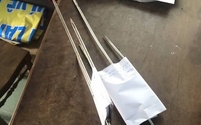 Dùng xiên đâm xuyên bụng một thanh niên vì... ngứa mắt Cây xiên nướng thịt mà Rin dùng đâm anh Quế