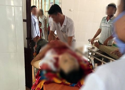 Bàng hoàng phát hiện vợ chết, chồng thoi thóp bên vũng máu Ông C được đưa đi cấp cứu trong tình trạng nguy kịch