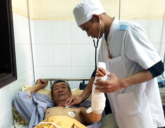 Tài xế xe ôm bị chém gãy tay để cướp xe Ông Tích được điều trị tại bệnh viện