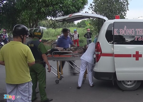 Nam thanh niên mua 5 lít xăng tưới lên người rồi châm lửa Nạn nhân được nhân viên y tế đưa đến bệnh viện cấp cứu. Ảnh: C.A