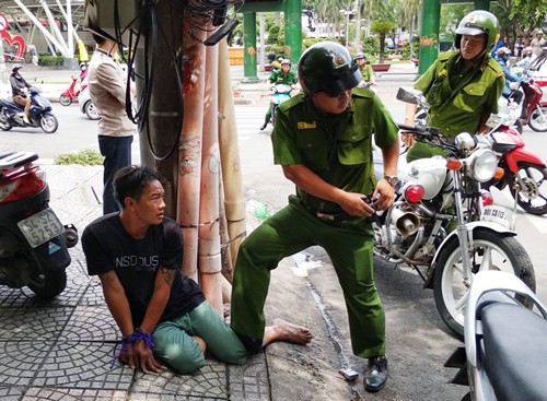 Người Sài Gòn bắt 2 kẻ cướp túi xách của du khách như phim hành động Tên cướp bị bắt