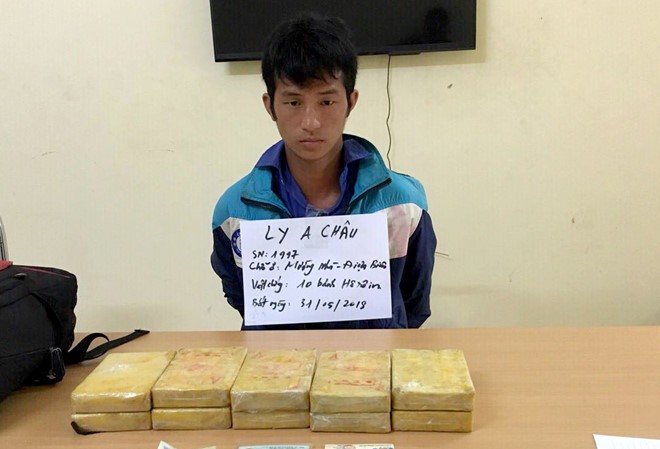 'Cõng' 10 bánh heroin, 9X lao xe vào cảnh sát Ly A Châu và tang vật vụ án