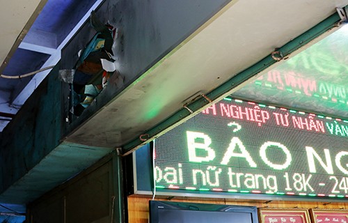 Tiệm vàng bị trộm khoét cửa, 'khoắng' vàng trị giá hơn 1 tỷ Hông cửa tiệm vàng bị khoét một lỗ lớn
