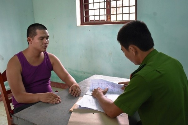 Người đàn bà bị 9X kề dao vào cổ cướp vì bị nghi chơi bài 'bịp' Đối tượng Linh tại CQĐT Ảnh: Công an Quảng Nam)