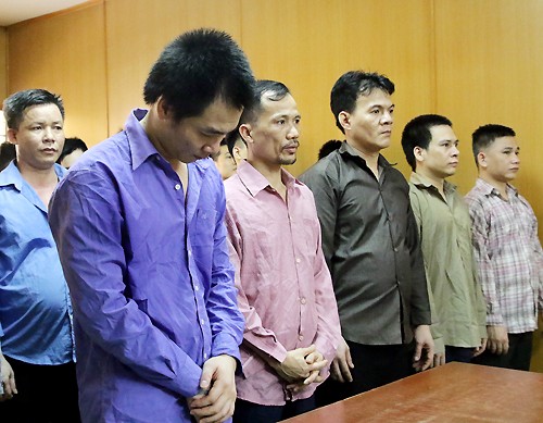 Giang hồ bảo kê mại dâm nam ép mỗi thanh niên 'cống' 200.000 đồng/đêm Các bị cáo tại tòa hôm nay
