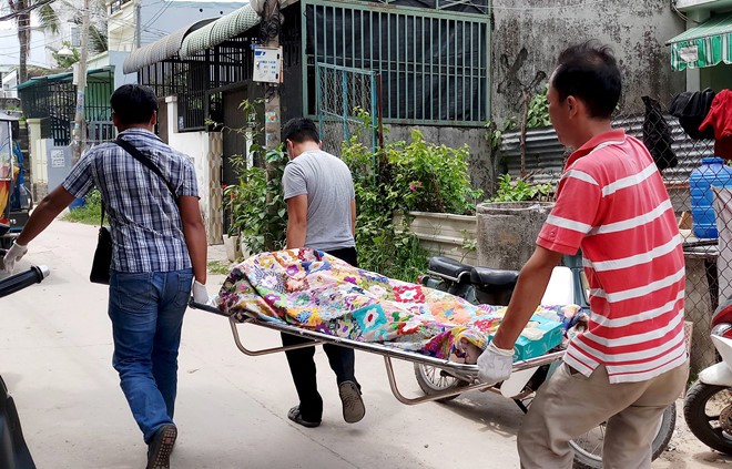 Người đàn ông 66 tuổi tử vong bất thường tại nhà trọ ở Sài Gòn Cảnh sát đưa thi thể nạn nhân về nhà xác