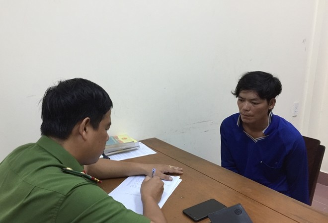 Bắt đối tượng giết người sau 3 giờ gây án Cán bộ điều tra ghi lời khai của Trần Quốc Việt