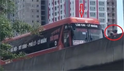 Công an Hà Nội xác minh xe máy ép lùi xe khách ở đường trên cao Chiếc ô tô bị xe máy ép trên đường trên cao
