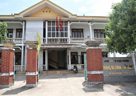 Tạm đình chỉ chuyên viên bị tố giở trò đồi bại với nữ đồng nghiệp Trụ sở Phòng Tài chính - Kế hoạch huyện Triệu Phong, nơi ông Tr. bị tố sàm sỡ chị A