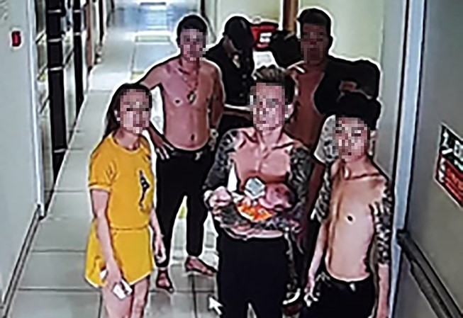 Nghi chơi ma túy tập thể trong chung cư I-Home gây cháy Qua camera an ninh, thời điểm căn hộ phát hỏa có chín người (bảy nam, hai nữ) ở bên trong. Những người này phát hiện khói lửa nên đóng cửa bỏ chạy. Ảnh cắt từ clip