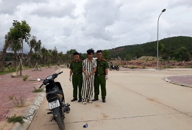 Dí dao đuổi bạn trai, khống chế hiếp dâm bạn gái Tên Hải được thực nghiệm lại hiện trường vụ cướp và hiếp dâm
