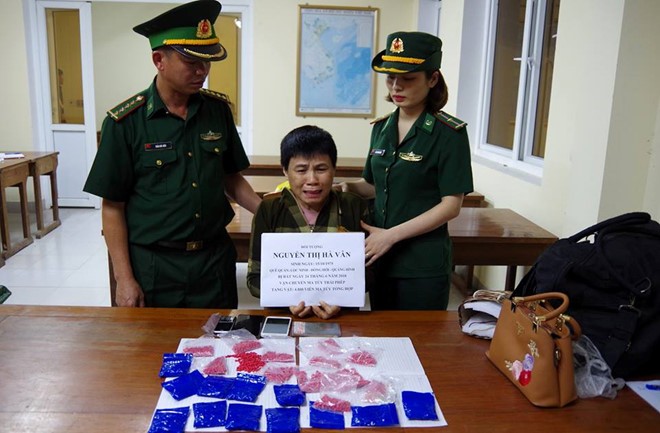 Người đàn bà giấu hàng nghìn viên ma túy trong 'vùng kín' Nguyễn Thị Hà Vân khóc lóc khi bị bắt giữ