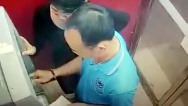 Mất thẻ ATM ghi sẵn mật khẩu, cô gái bị trộm 'sạch' tiền trong 3 phút Hình ảnh hai đối tượng rút trộm tiền trong thẻ ATM nhặt được