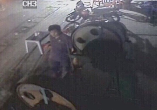 Tên cướp đi massage sau khi giết nữ lái đò, ném thi thể xuống sông Hình ảnh của nghi can được camera ghi nhận